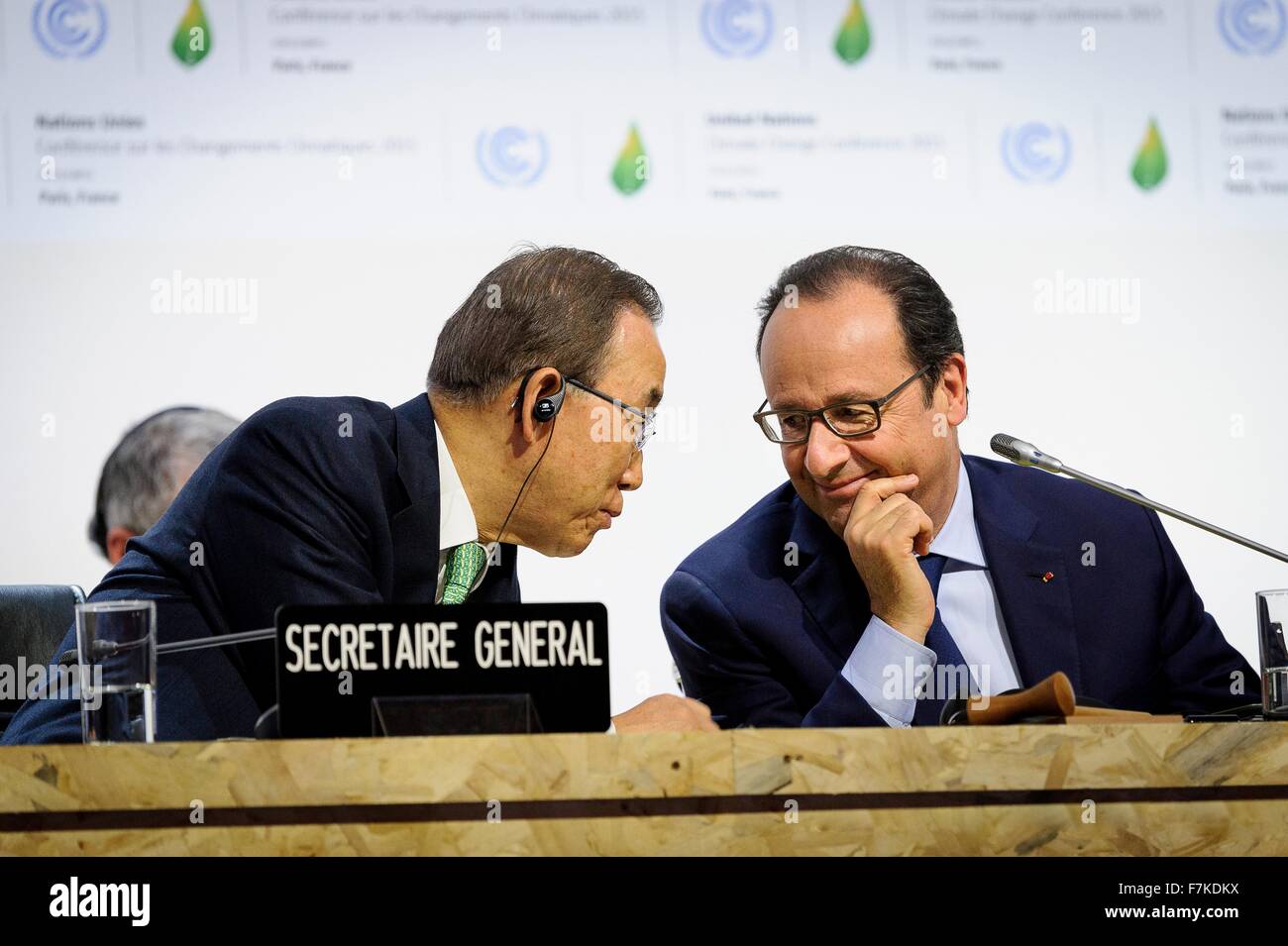 Le Bourget, France. 30 novembre, 2015. Le Secrétaire Général des Nations Unies, Ban Ki-moon s'entretient avec le président français François Hollande lors de la séance d'ouverture de la COP21, Conférence des Nations Unies sur les changements climatiques 30 novembre 2015 en dehors de Paris Le Bourget, France. Banque D'Images