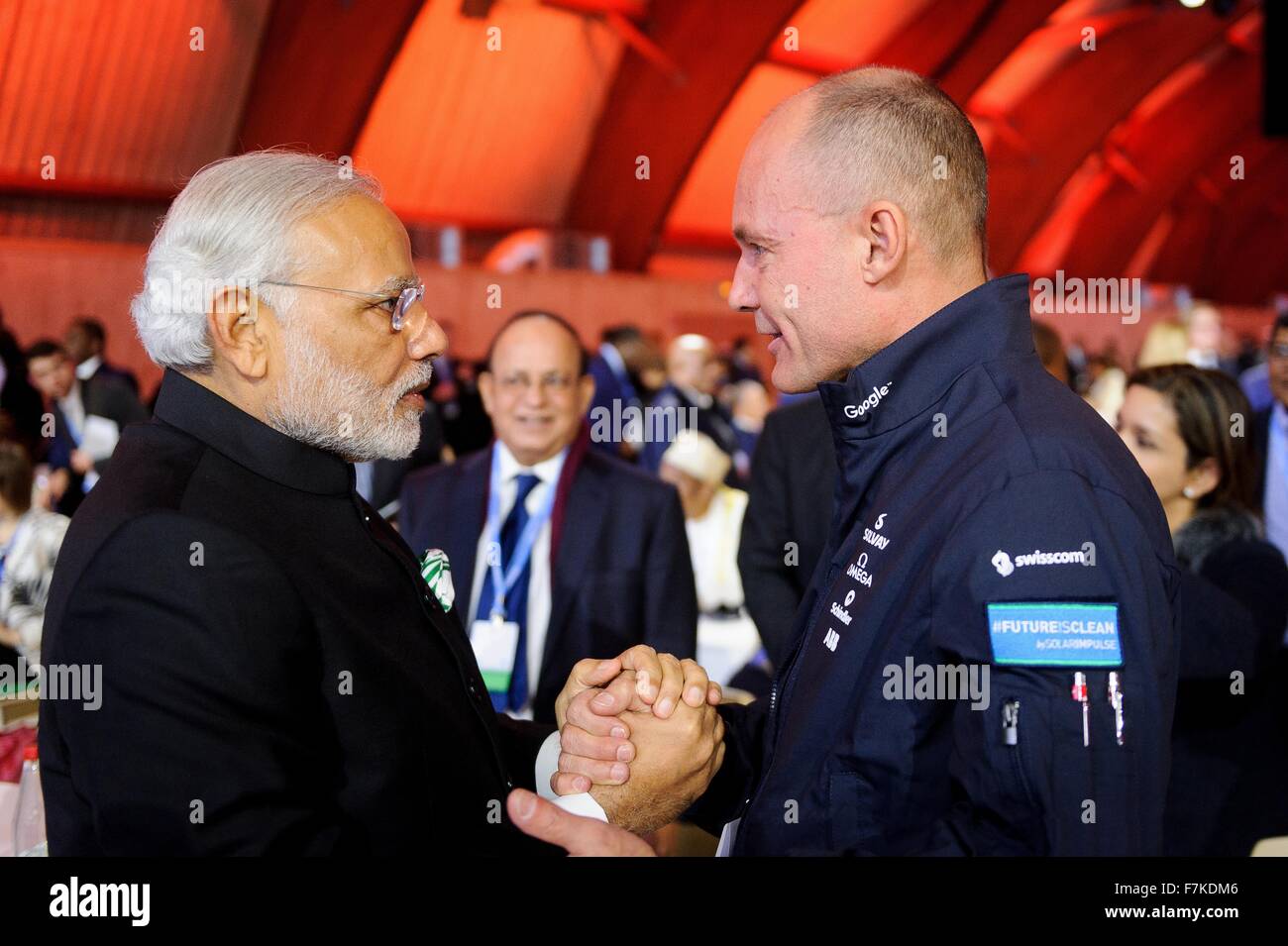 Le Bourget, France. 30 novembre, 2015. Le Premier Ministre indien Narendra Modi accueille le pilote de Solar Impulse, Bertrand Piccard a la séance d'ouverture de la COP21, Conférence des Nations Unies sur les changements climatiques 30 novembre 2015 en dehors de Paris Le Bourget, France. Banque D'Images