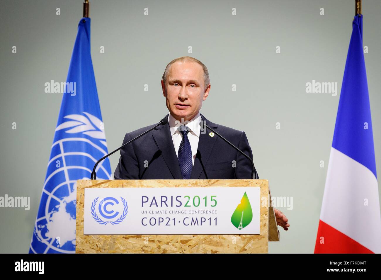 Le Bourget, France. 30 novembre, 2015. Le président russe Vladimir Poutine aborde la séance d'ouverture de la COP21, Conférence des Nations Unies sur les changements climatiques 30 novembre 2015 en dehors de Paris Le Bourget, France. Banque D'Images