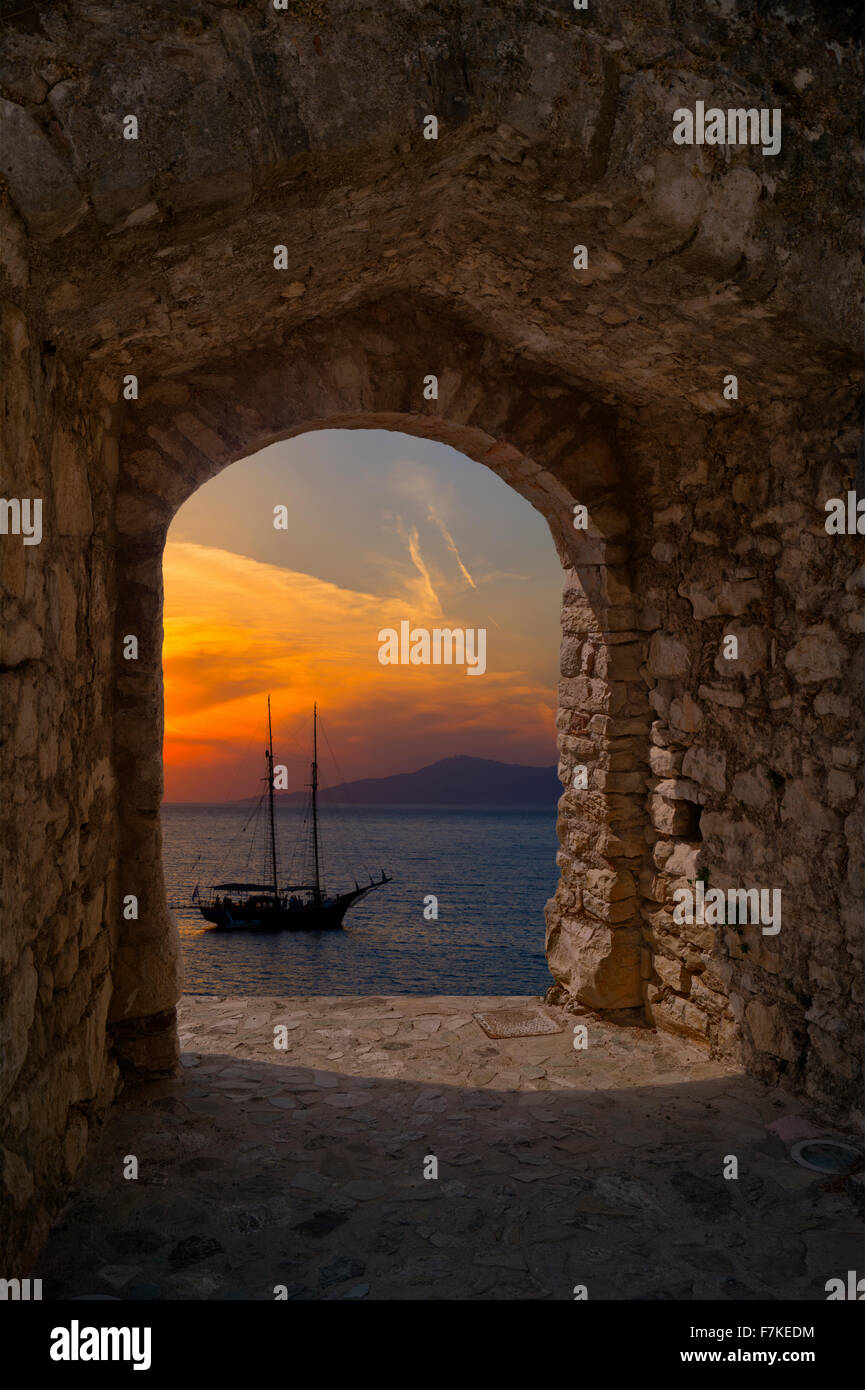 Bateau traditionnel au coucher du soleil sur l'île de Santorin, Grèce Banque D'Images