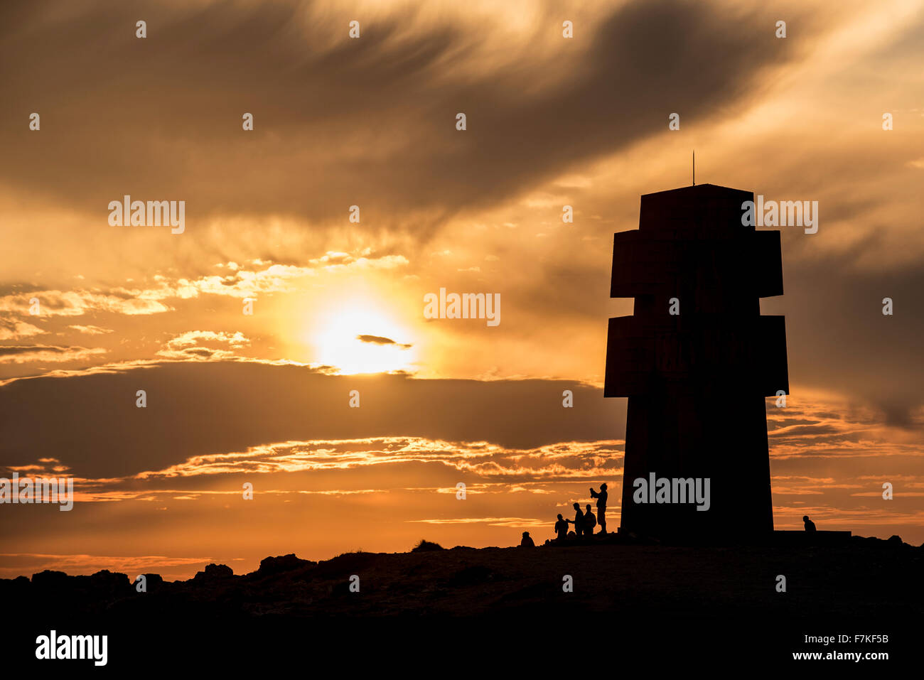 Les touristes visitant le monument aux Bretons de la France Libre / Cross de Pen Hir au coucher du soleil, de la pointe de Pen-Hir, Bretagne, France Banque D'Images