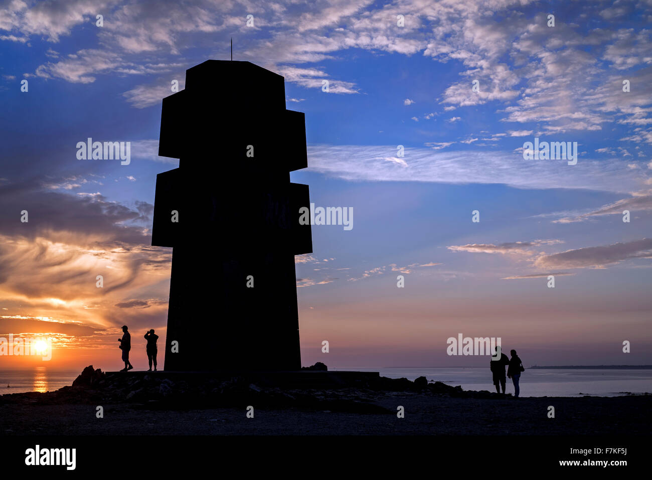 Les touristes visitant le monument aux Bretons de la France Libre / Cross de Pen Hir au coucher du soleil, de la pointe de Pen-Hir, Bretagne, France Banque D'Images
