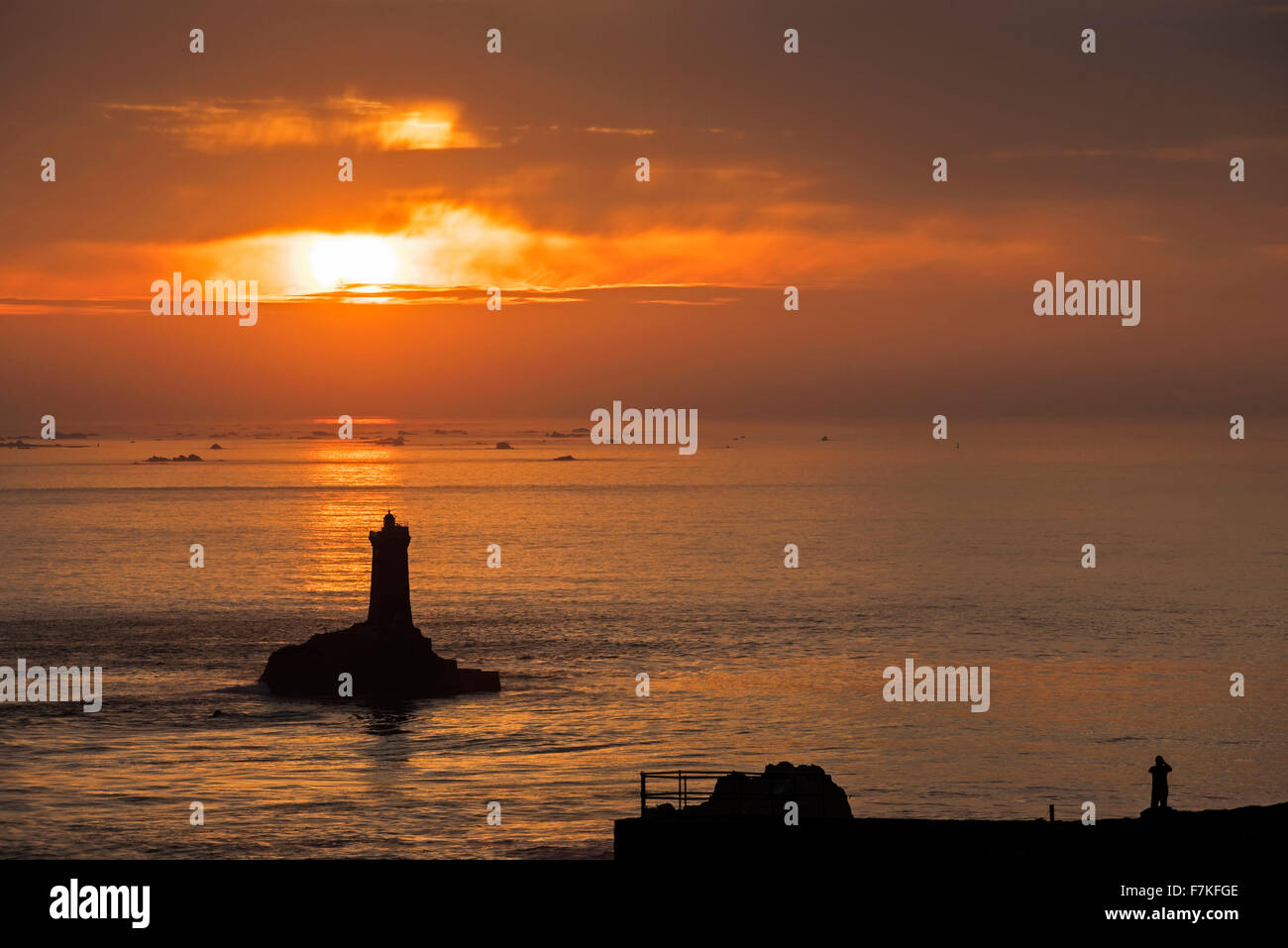 Phare de la vieille dans le raz de Sein détroit découpé sur le coucher du soleil à la Pointe du Raz, Plogoff, Finistère, Bretagne Banque D'Images