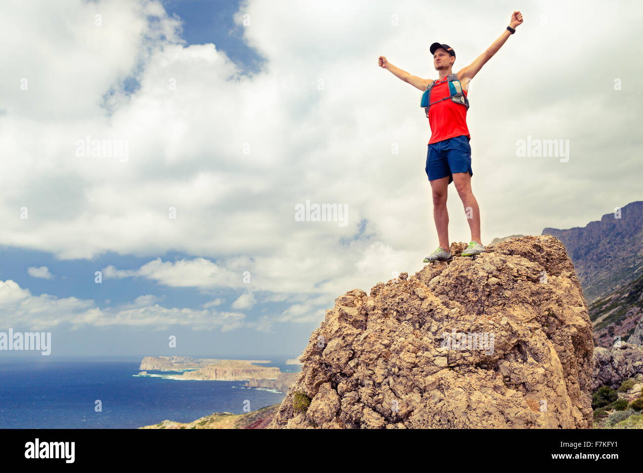 Succès motivation homme court ou la randonnée, l'atteinte d'un succès et bonheur concept, man celebrating with arms up soulevées out Banque D'Images