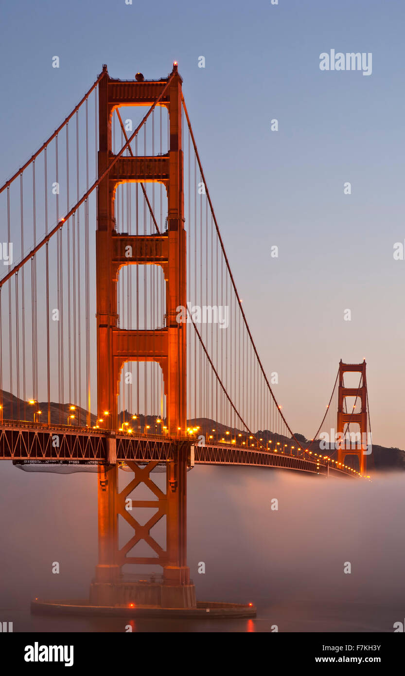 Golden Gate Bridge et le brouillard, San Francisco, California USA Banque D'Images