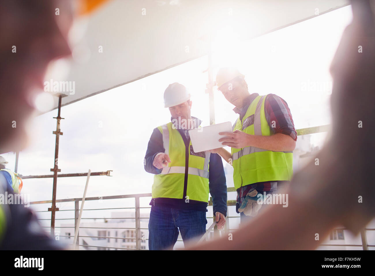 Les travailleurs de la construction with digital tablet at construction site Banque D'Images