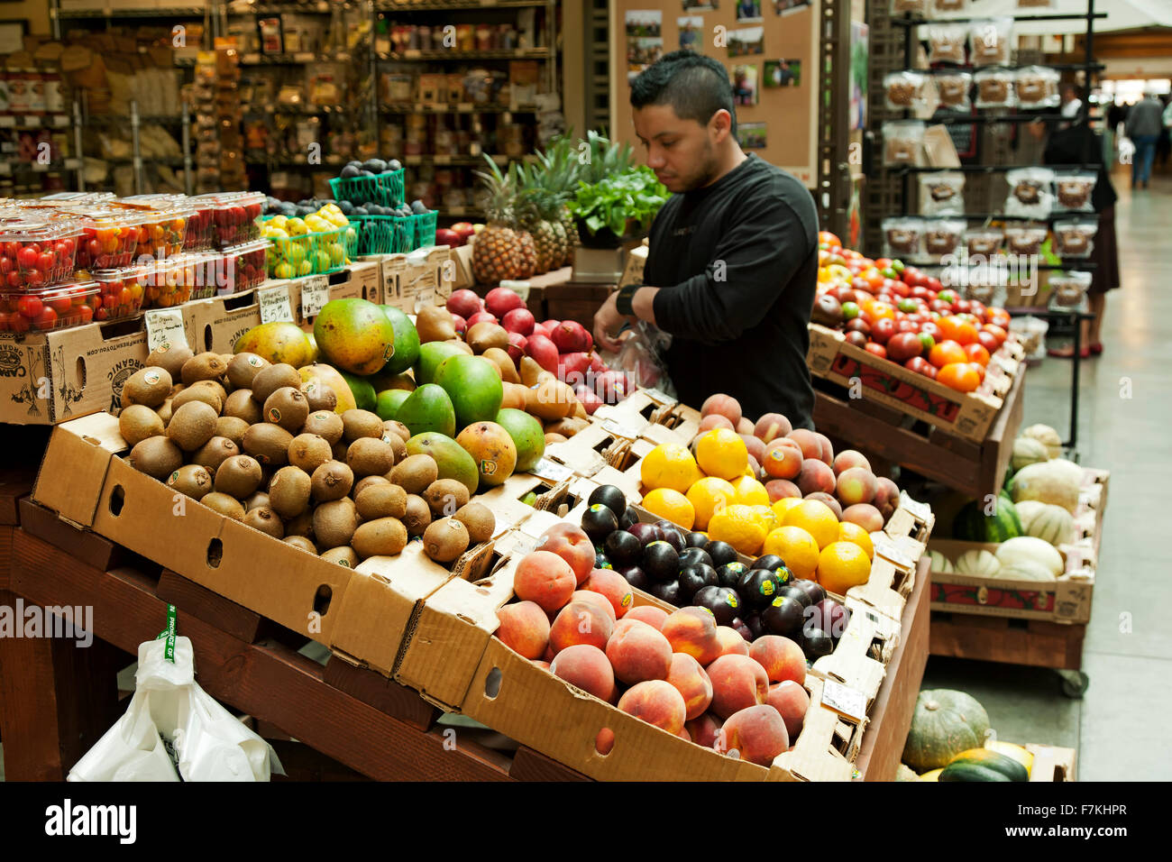 Shopper, fruits et légumes, le marché du Terminal de Ferry, San Francisco, California USA Banque D'Images