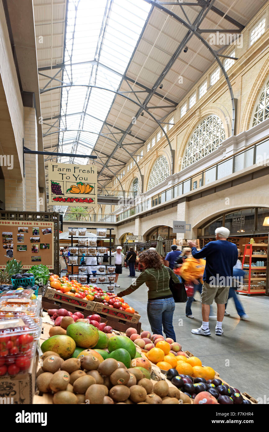 Stand de fruits et légumes et shoppers, Ferry Terminal Market, San Francisco, California USA Banque D'Images