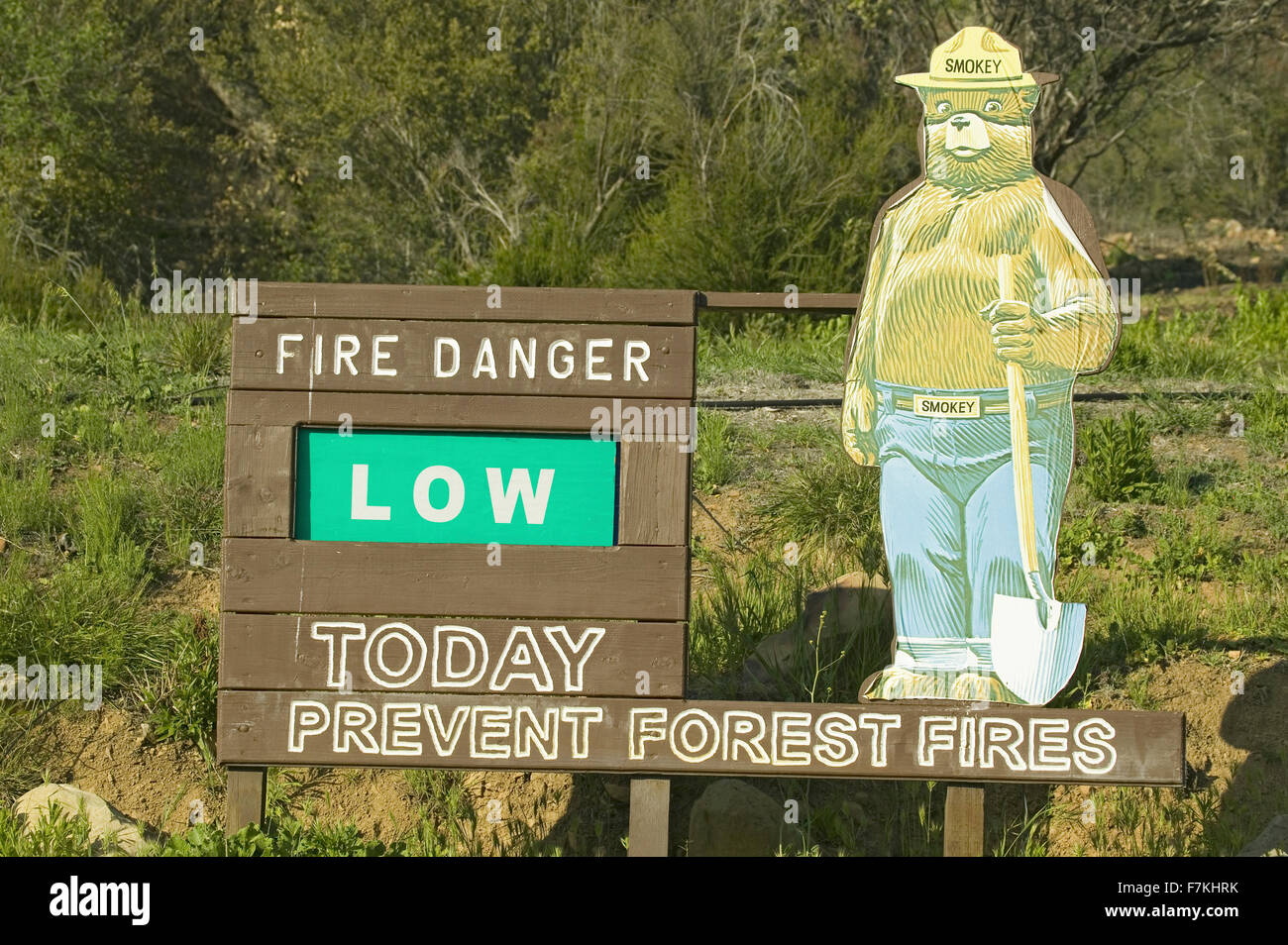 L'ours Smokey-nous signe des forêts que la lecture il y a un faible risque d'un incendie de forêt aujourd'hui, Las Padres National Forest, comté de Ventura, en Californie. Banque D'Images