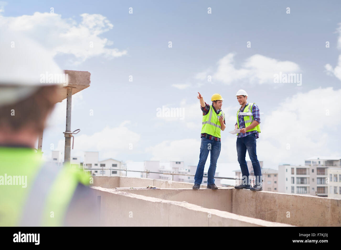 Travailleur de la construction et ingénieur en construction site tours d'parler Banque D'Images