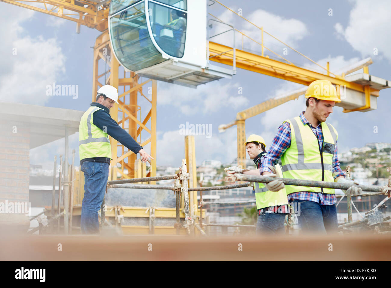 Les travailleurs de la construction ci-dessous directeurs contremaître crane at construction site Banque D'Images