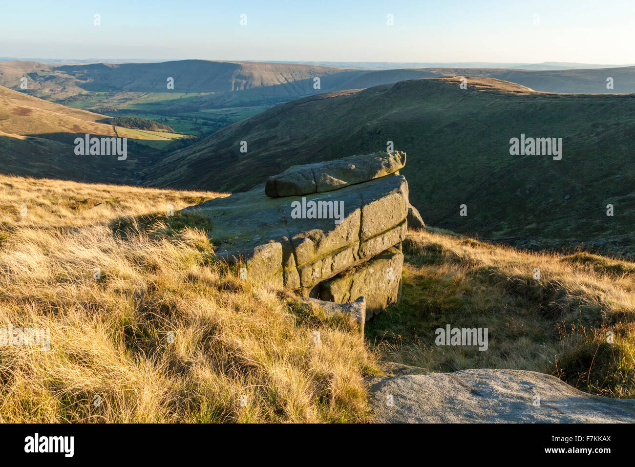 Pierre meulière d'un affleurement rocheux sur la lande au-dessus Crowden Clough sur la bordure sud de Kinder Scout, Derbyshire, Angleterre, RU Banque D'Images