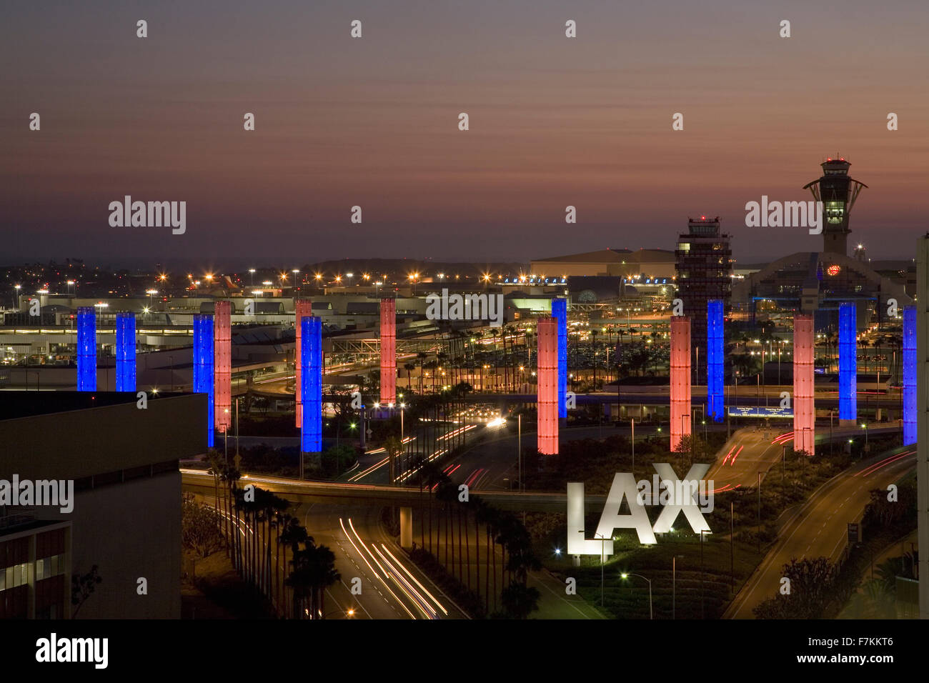 Vue aérienne de l'Aéroport International de Los Angeles LAX au coucher du soleil avec des tubes d'éclairage décoratif, Los Angeles, Californie Banque D'Images