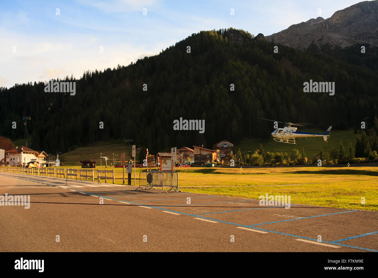 Vue d'hélicoptère à l'atterrissage à Corvara, Val Badia Banque D'Images