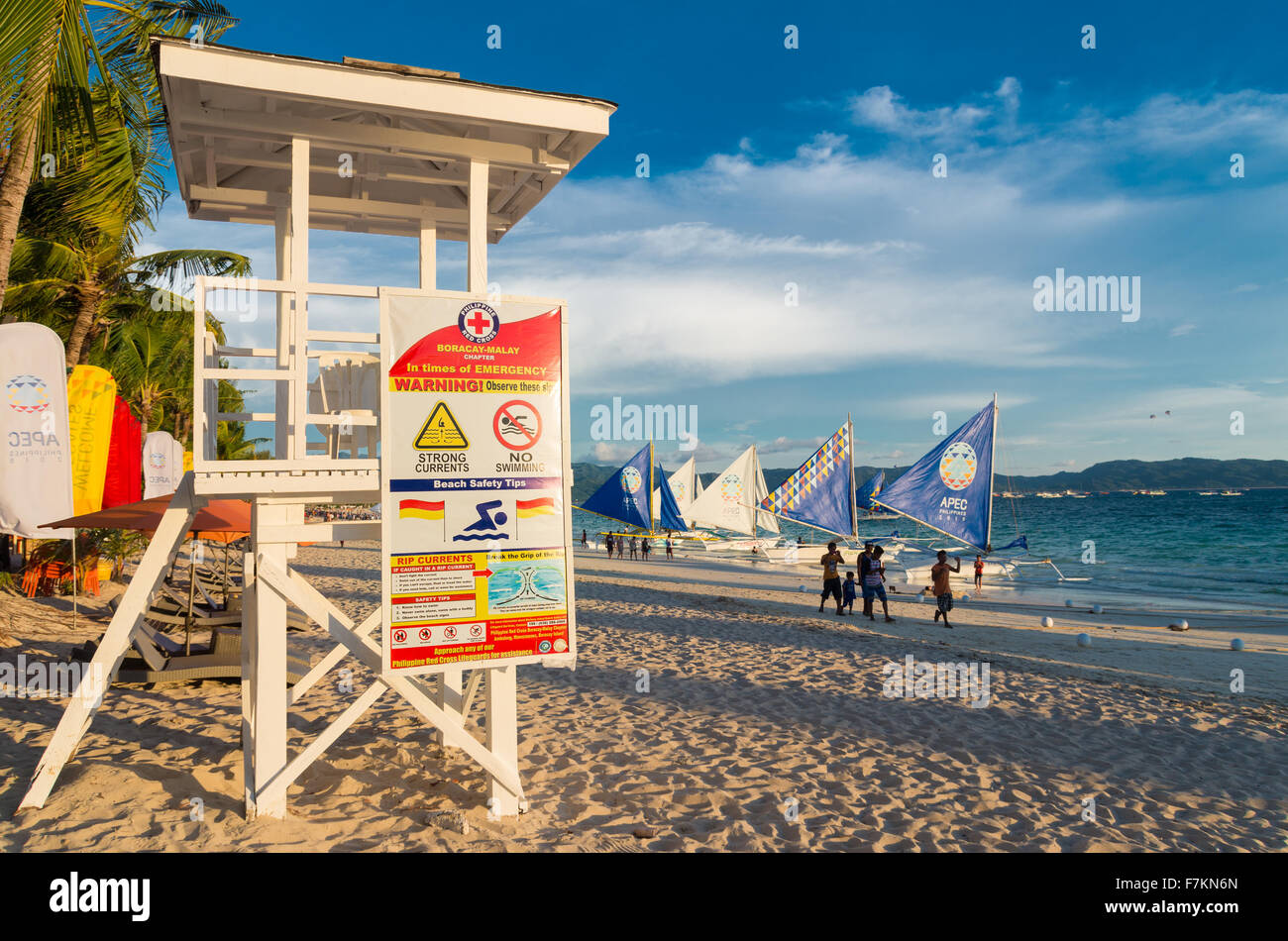 BORACAY, PHILIPPINES - 20 MAI 2015 : la vie blanc tour de garde avec instructions de sécurité sur la magnifique plage de sable blanc de Boracay, t Banque D'Images