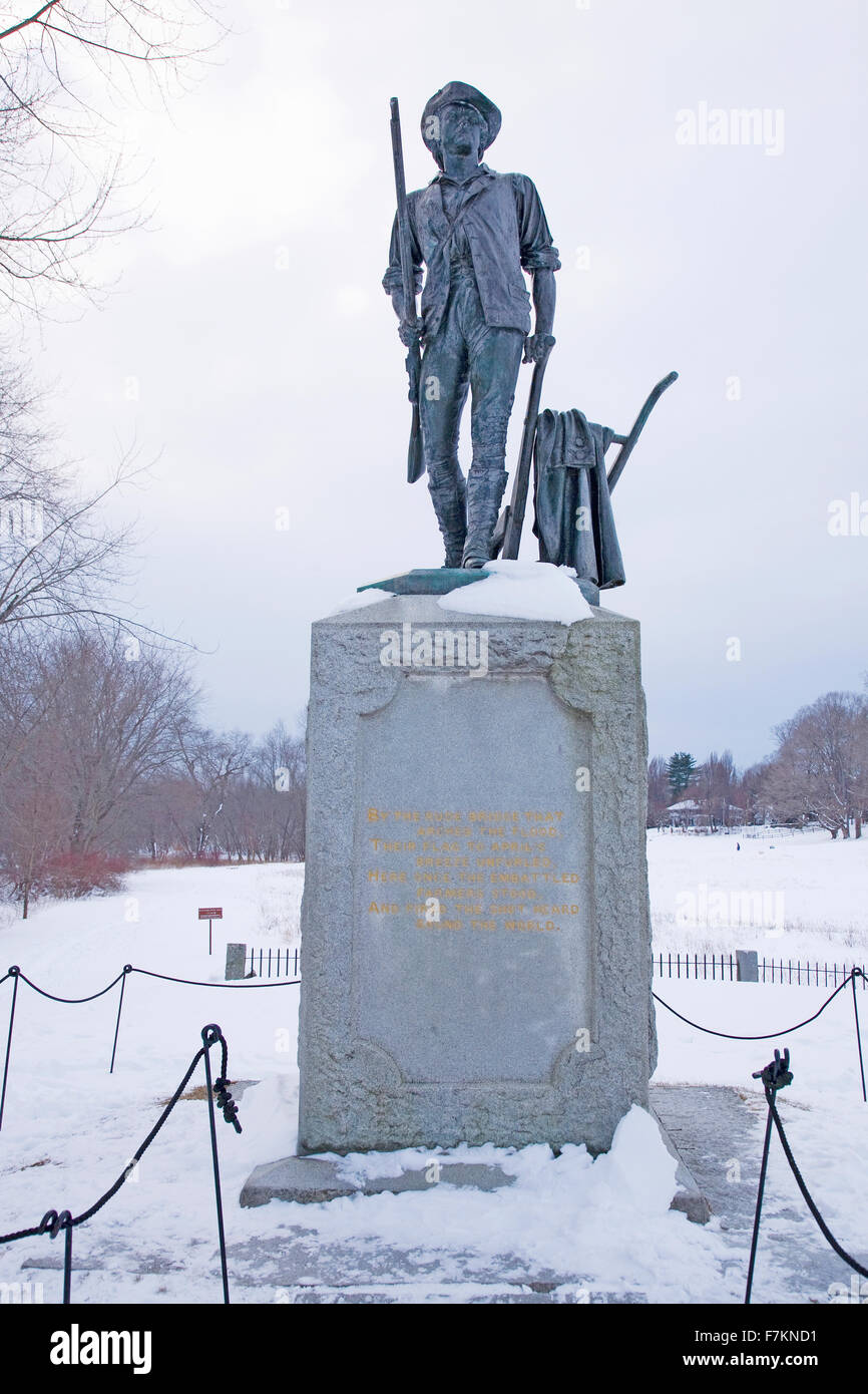 Statue Minuteman à Old North Bridge dans la neige, Concord, MA., New England, USA, le site historique de la bataille de Concord, le premier jour de la bataille dans la guerre d'Indépendance Américaine Banque D'Images