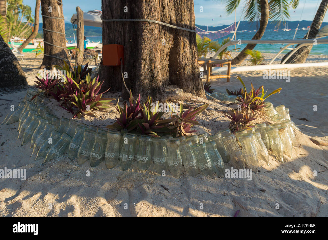 BORACAY, PHILIPPINES - 20 MAI 2015 : les bouteilles de coca-cola vides utilisés comme un semoir sur la célèbre plage de sable blanc de Boracay Banque D'Images