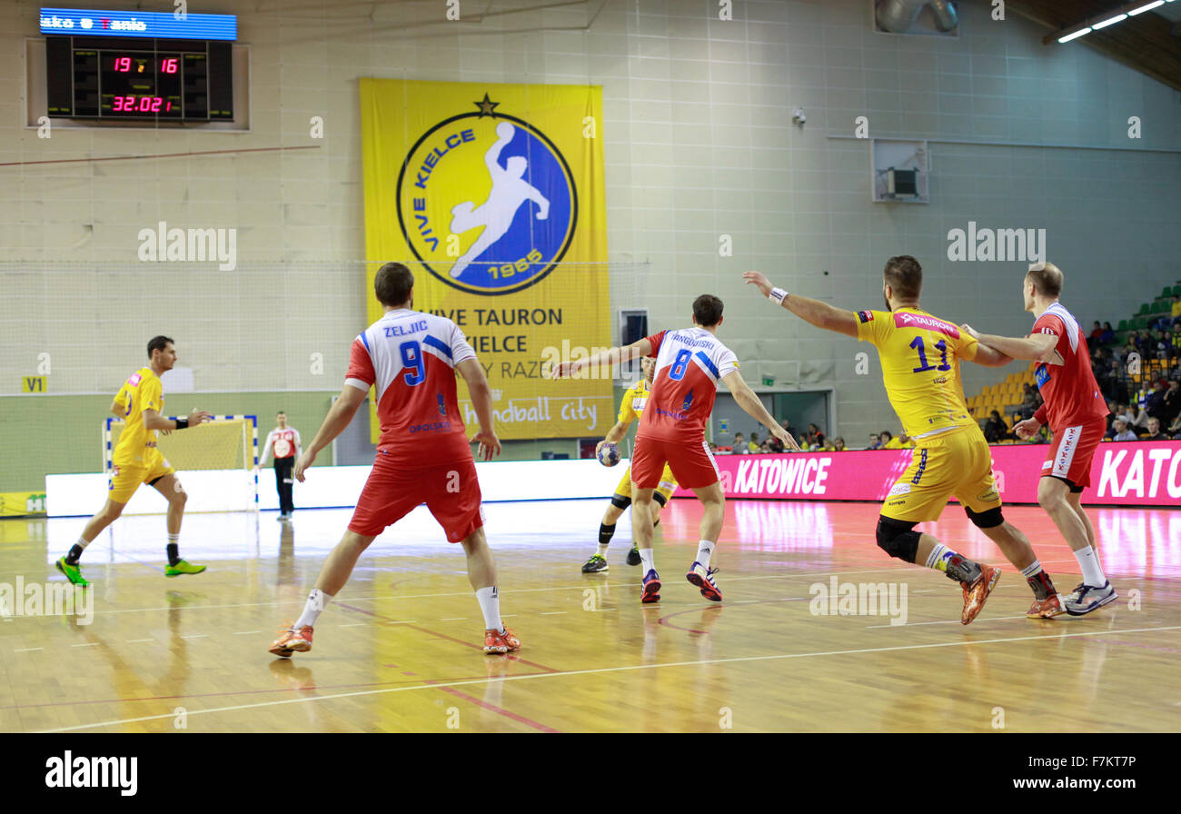 Kielcach, Pologne. 1er décembre 2015. KS Vive Kielce Tauron vs Gwardia dans d'Opole, Pologne Kielcach. PGNiG Superliga (principale) de la Ligue nationale de handball de l'homme. Vive Tauron Kielce gagne avec le score de 37:28 et reste le meilleur en Pologne. Credit : Dominika Zarzycka/Alamy Live News Banque D'Images