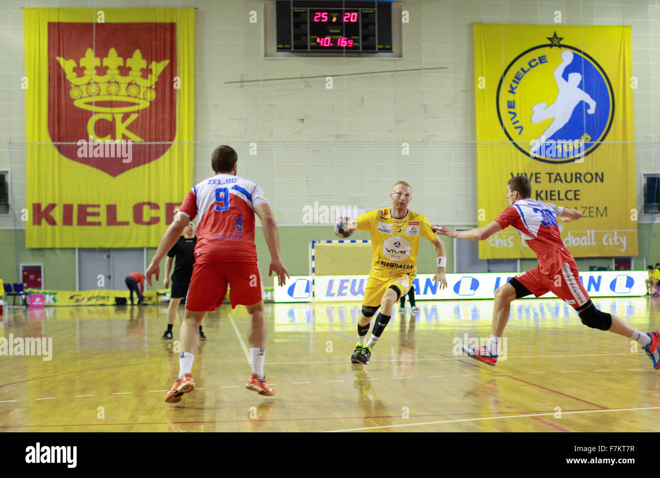 Kielcach, Pologne. 1er décembre 2015. KS Vive Kielce Tauron vs Gwardia dans d'Opole, Pologne Kielcach. PGNiG Superliga (principale) de la Ligue nationale de handball de l'homme. Vive Tauron Kielce gagne avec le score de 37:28 et reste le meilleur en Pologne. Karol Bielecki Crédit : Dominika Zarzycka/Alamy Live News Banque D'Images