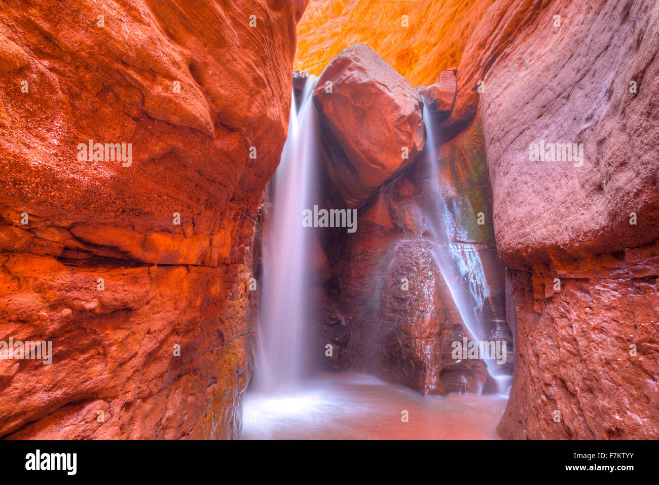 Cascade dans un Slot Canyon, a proposé la Sal sauvage des eaux, près de Moab, Utah Banque D'Images