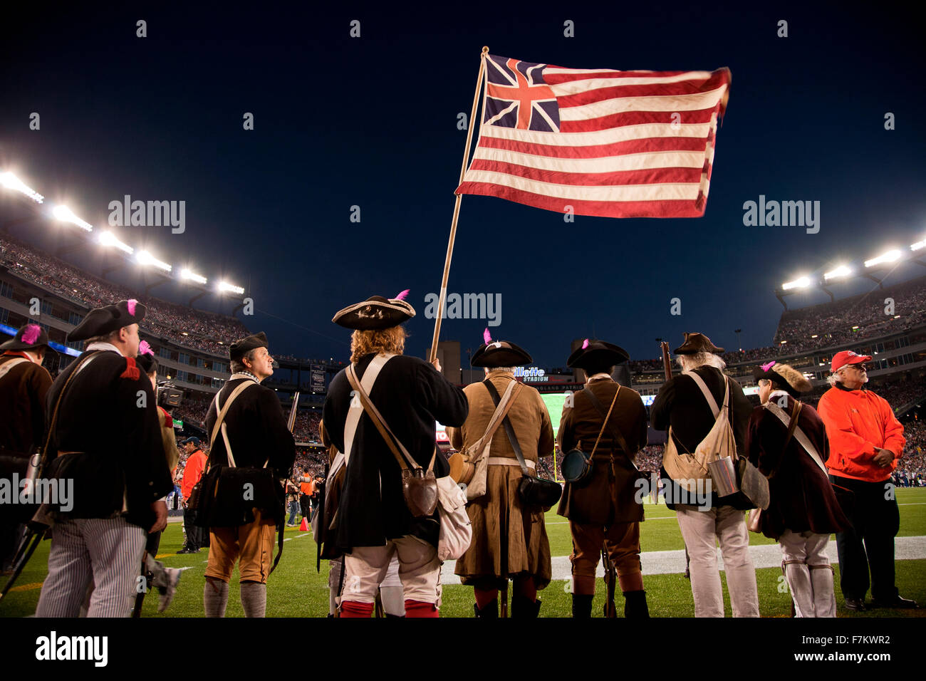 Patriote révolutionnaire reenactors indicateur de mise en attente au Gillette Stadium, domicile du Super Bowl champs, New England Patriots, NFL équipe jouer contre Dallas Cowboys,Octobre 16, 2011, Foxborough, Boston, MA Banque D'Images