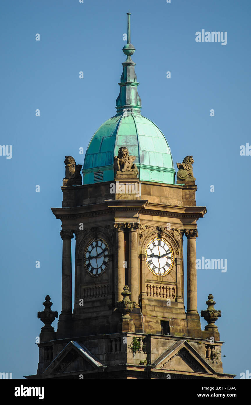 Tour de l'horloge de l'hôtel de ville à Hamilton Square à Birkenhead, Wirral, contre un ciel sans nuage bleu Banque D'Images