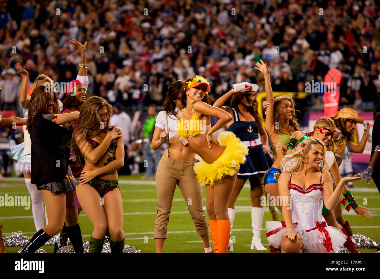 New England Patriot cheerleaders en costume Halloween au Stade Gillette, l'accueil de Super Bowl champs, New England Patriots, NFL équipe jouer contre Dallas Cowboys,Octobre 16, 2011, Foxborough, Boston, MA Banque D'Images