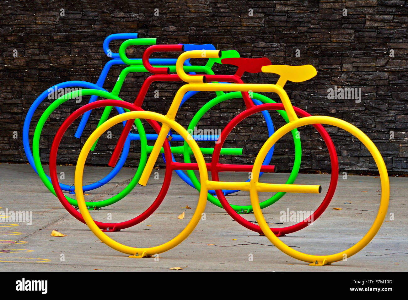 Un support à bicyclettes à garer votre vélo en face d'un bâtiment en pierre Banque D'Images