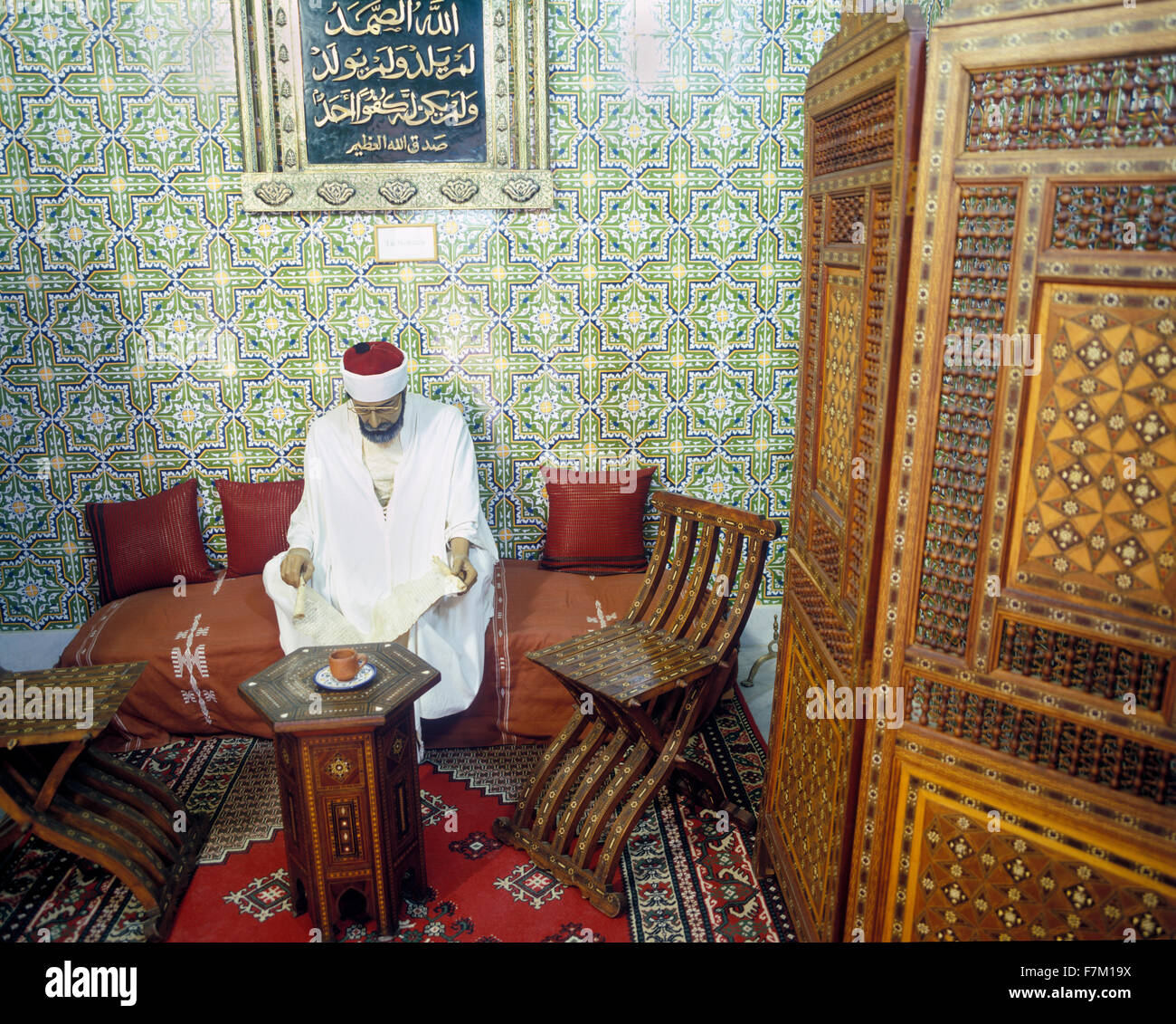 Un écran d'une scène à l'intérieur chaque jour le Musée Dar Charait. Tozeur, Tunisie, Afrique du Nord. Banque D'Images