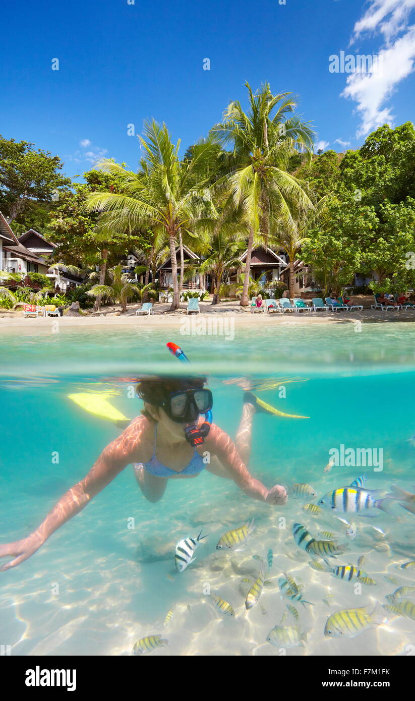 De la plongée sous-marine sur la mer femme avec le poisson, l'Île de Ko Samet, Thailande, Asie Banque D'Images