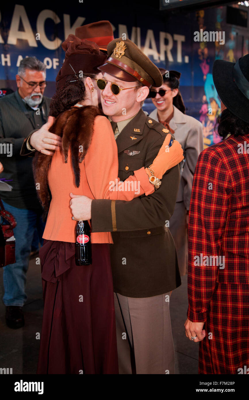 L'homme et de la femme en 1940, l'habillement hug au cours de Pearl Harbor jour train de troupes de reconstitution de la gare Union de Los Angeles à San Diego Banque D'Images