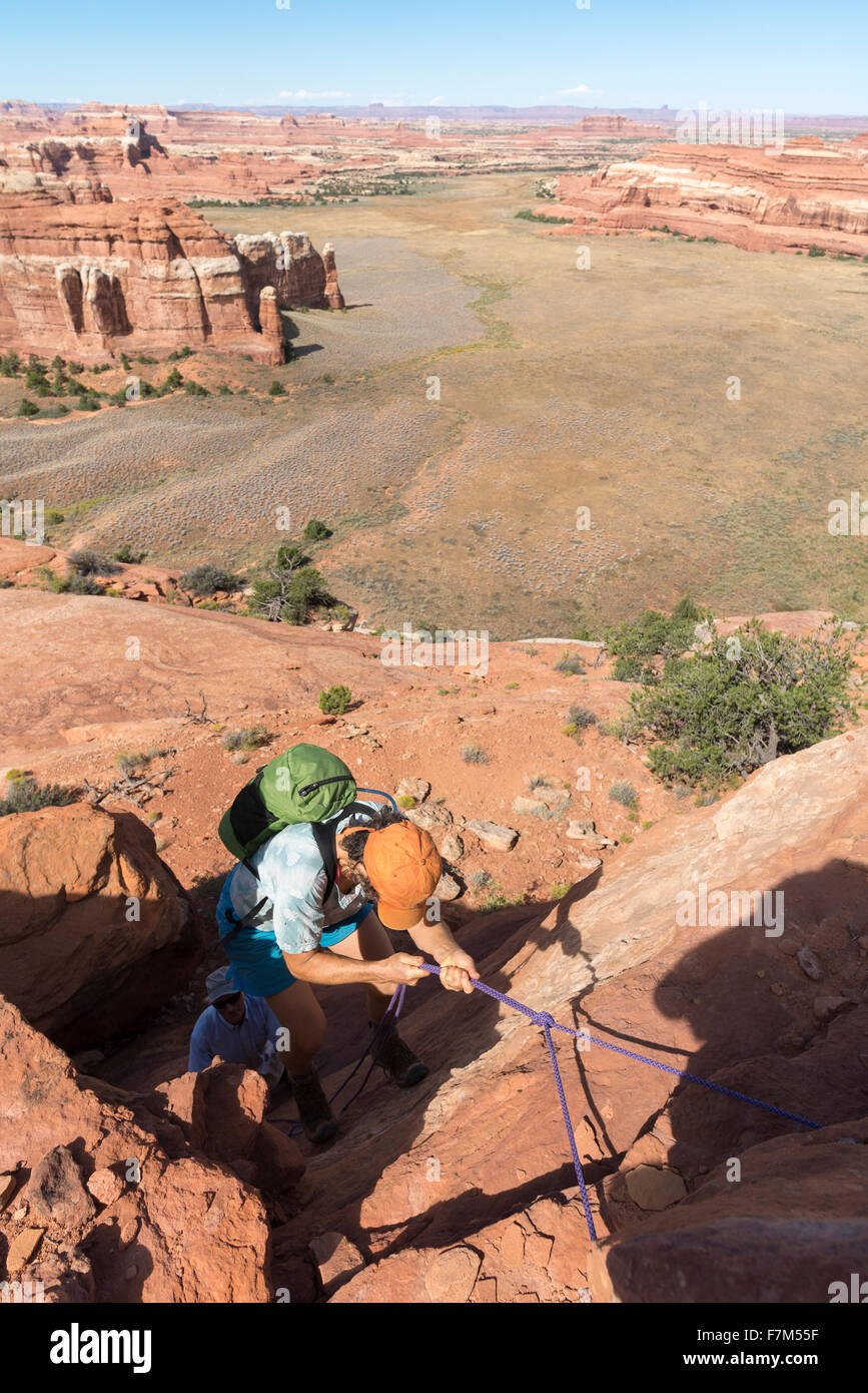 Activités de femme l'occasion d'une randonnée dans le Parc National de Canyonlands, Utah. Banque D'Images
