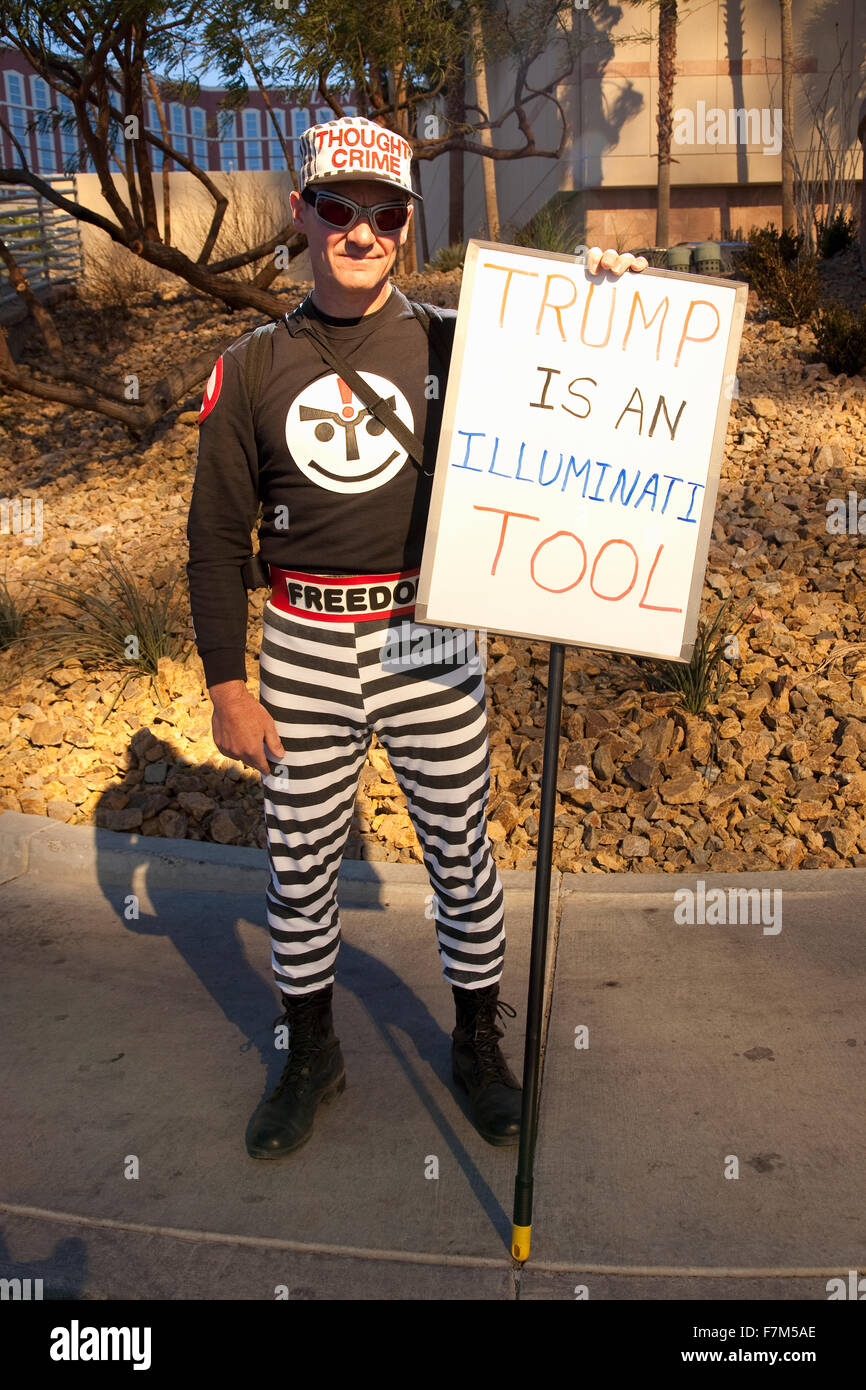 Protestataire prétend que Donald Trump est un outil d'Illuminati, Trump International Hotel, 2 février 2012, après avoir approuvé l'atout pour le président Romney Banque D'Images