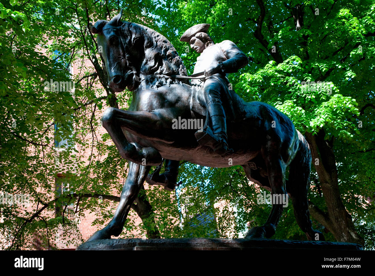Statue en bronze de Paul Revere à cheval, la piste de la liberté en face de la Vieille Église du Nord, North End, James Rego Square, Hanover Street, Boston, MA. - Avril 18, 1775, a été le lieu de deux lanters que Paul Revere a mis en garde les Britanniques allaient venir Banque D'Images
