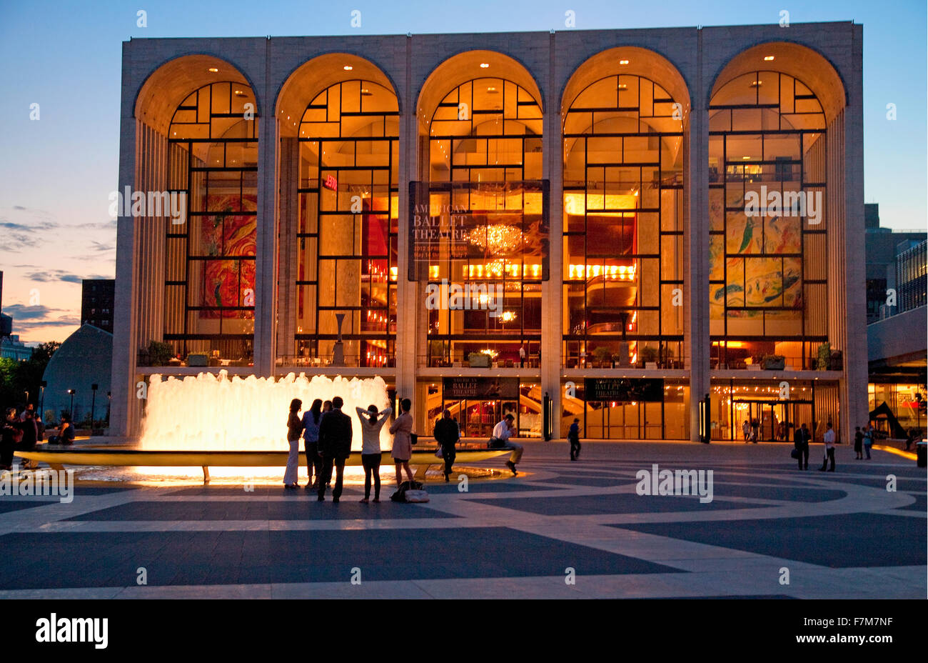 Le Lincoln Center au crépuscule, avec la foule en face de l'eau des fontaines, New York, New York Banque D'Images