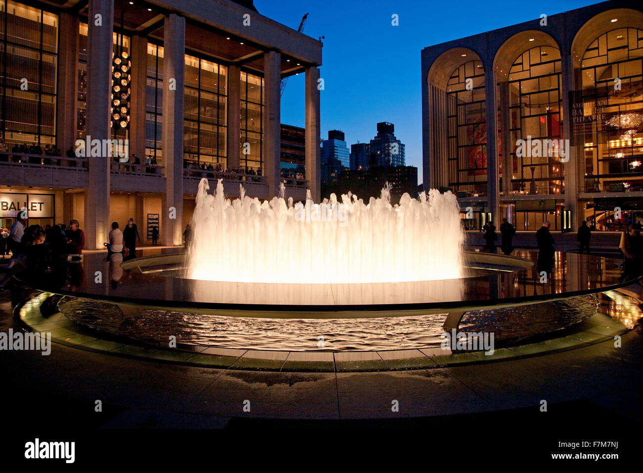 Le Lincoln Center au crépuscule et à l'eau des fontaines, New York, New York Banque D'Images