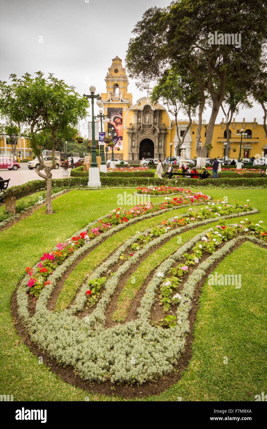 Barranco Park et l'église de Santísima Cruz à Lima Pérou ville Banque D'Images