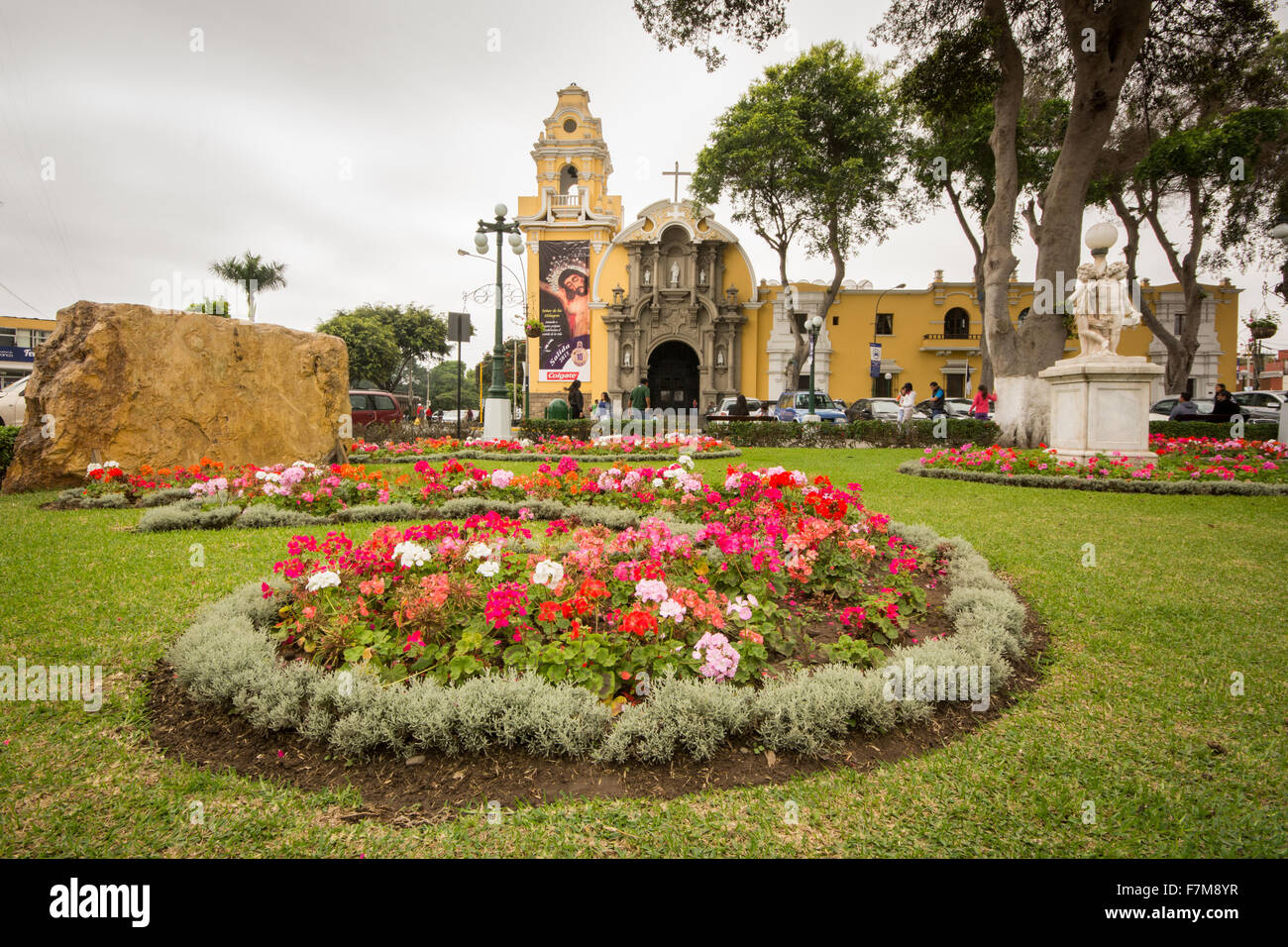 Barranco Park et l'église de Santísima Cruz à Lima Pérou ville Banque D'Images