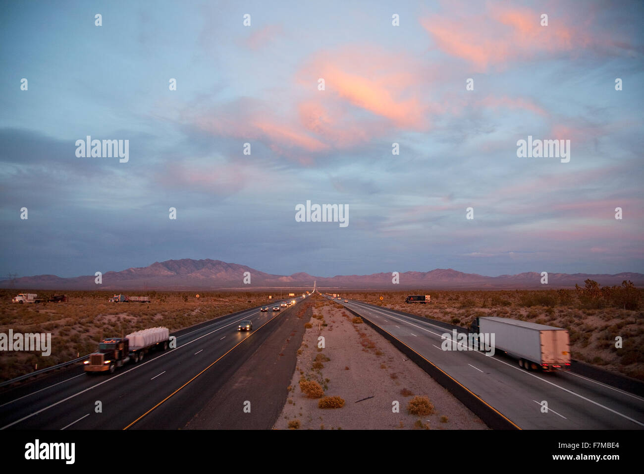 Voitures de route Interstate 15 au coucher du soleil de la Californie à la frontière du Nevada à l'Est Banque D'Images