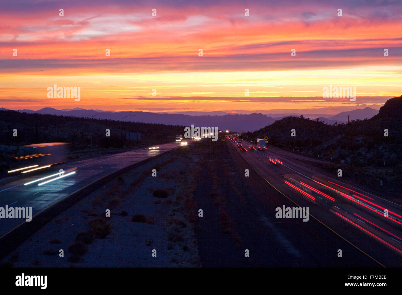 Voitures de route Interstate 15 au coucher du soleil de la Californie à la frontière du Nevada à l'ouest de l'établissement Banque D'Images