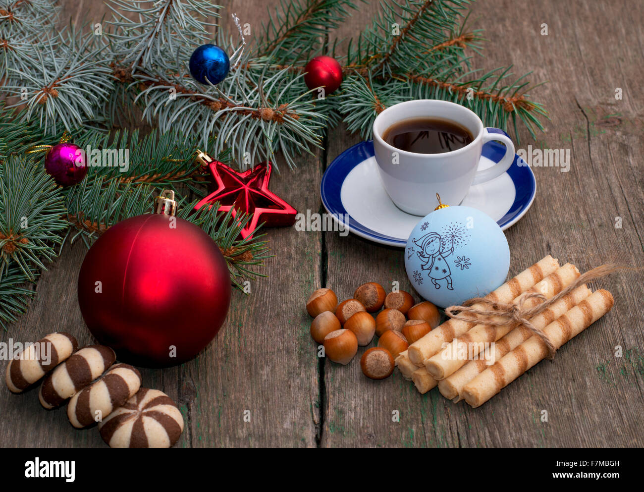La direction générale de sapins de Noël avec des décorations de l'arbre, café, pâtisseries et différentes nucule, sujet holidays Banque D'Images
