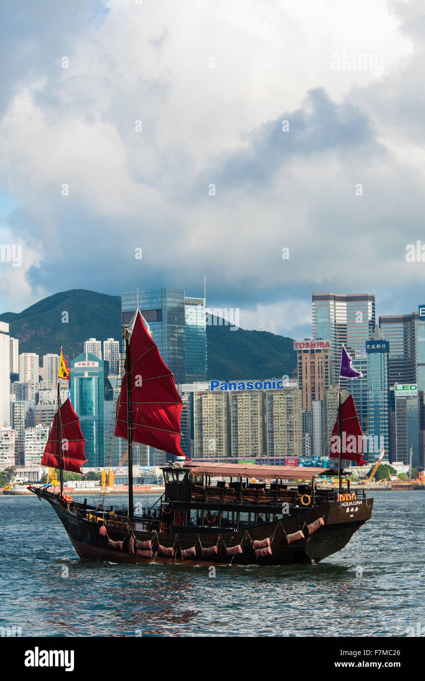 Le port de Hong Kong avec Aqua Luna ship Banque D'Images