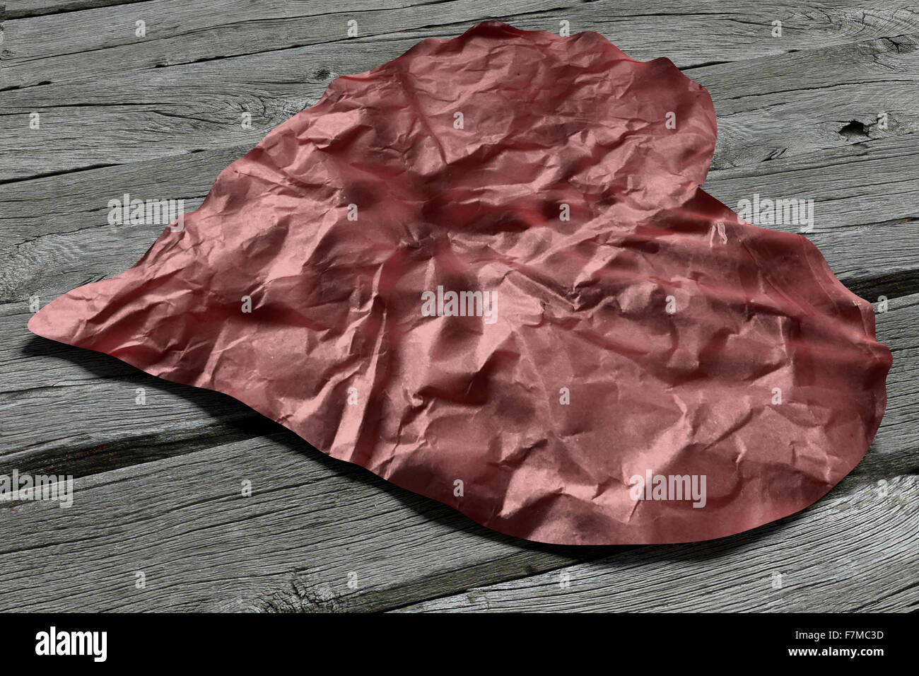 Coeur de papier froissé s'est évanoui sur l'ancienne planches secs Banque D'Images