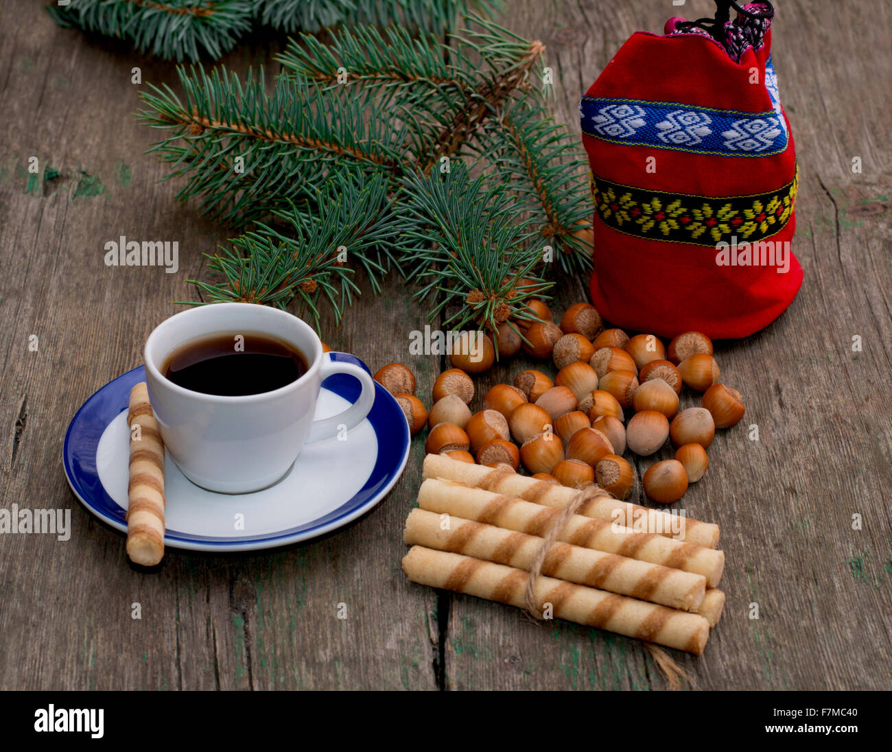 Sac cadeau, café, forêt nucules, reliant des cookies et sapin-tree branch Banque D'Images