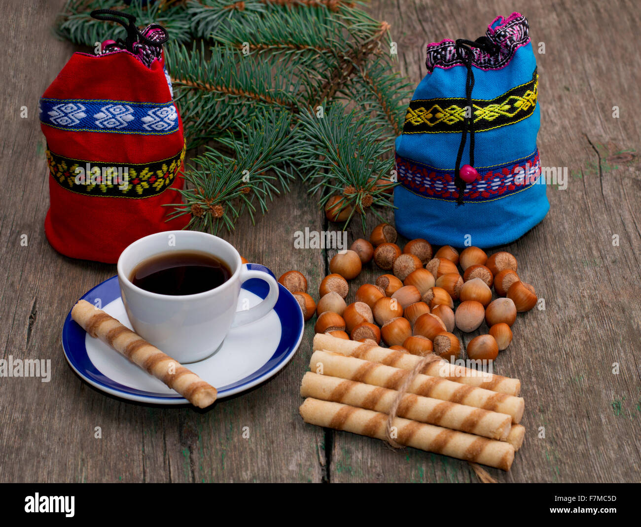 Sac cadeau bleu et rouge, le café, les nucules, reliant des cookies et sapin-tree branch Banque D'Images
