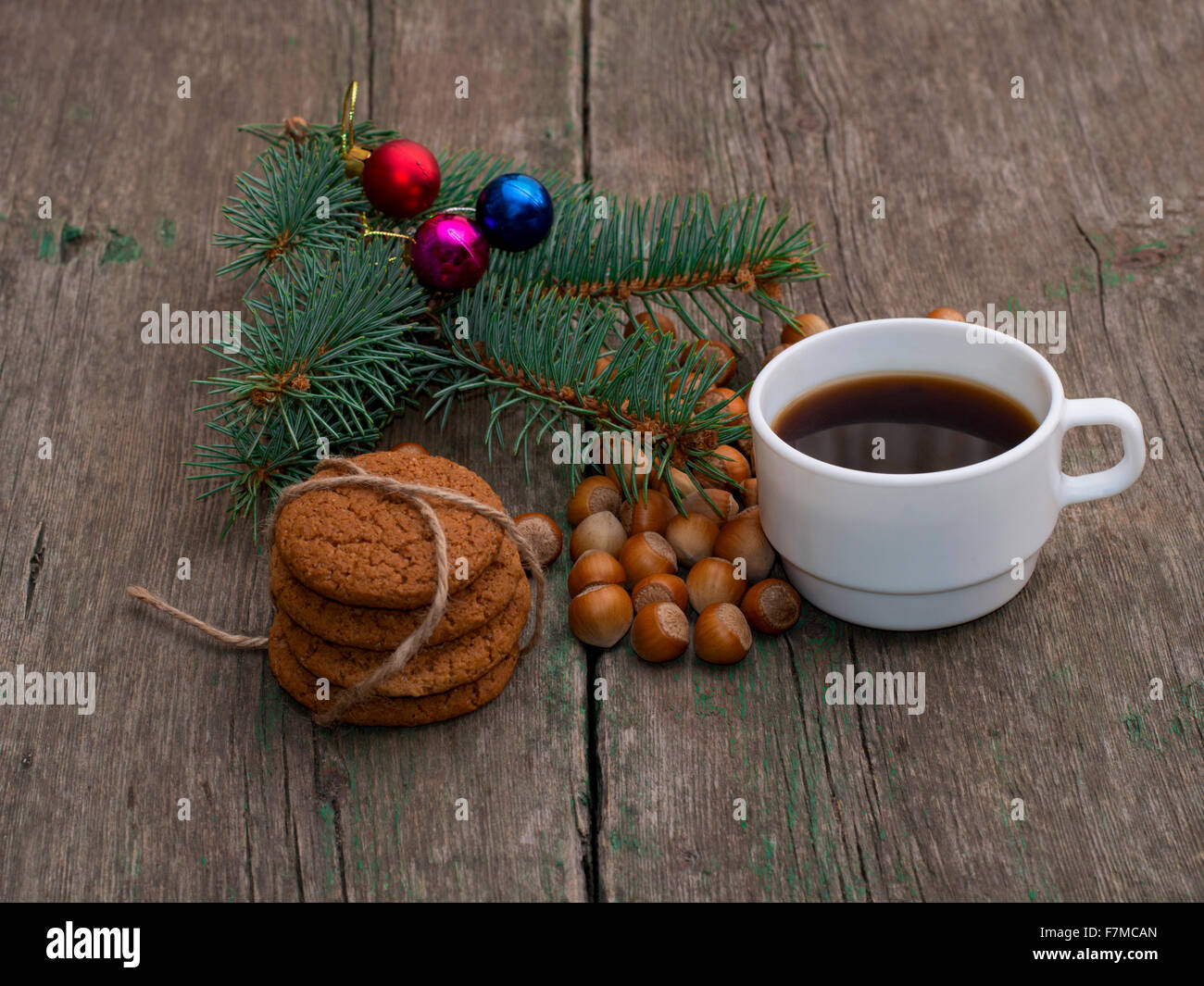 Le café, fir-tree branch, reliant des biscuits et forêt nucule Banque D'Images