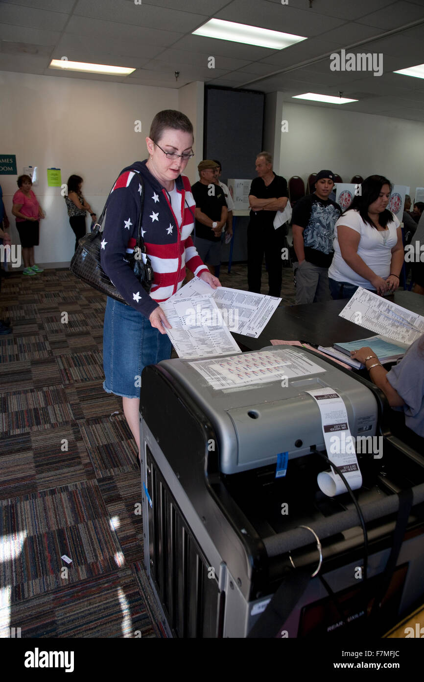 Les électeurs au bureau de scrutin de l'élection présidentielle de 2012, le comté de Ventura, Californie, le 6 novembre 2012 Banque D'Images