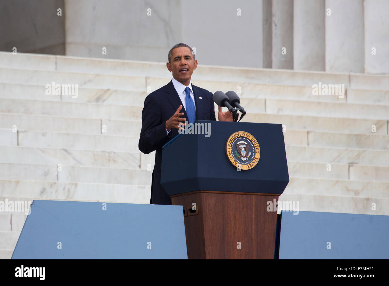 Le président des États-Unis, Barack Obama parle au cours de la cérémonie que la liberté retentisse au Lincoln Memorial le 28 août 2013 à Washington, DC, commémorant le 50e anniversaire de Dr. Martin Luther King Jr.'s 'J'ai fait un rêve" discours. Banque D'Images