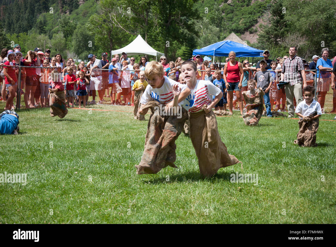 Les jeunes garçons en compétition dans la course à trois pieds à Ouray, Colorado, le 4 juillet, jour de l'événement pique-nique annuel Indpendence Banque D'Images