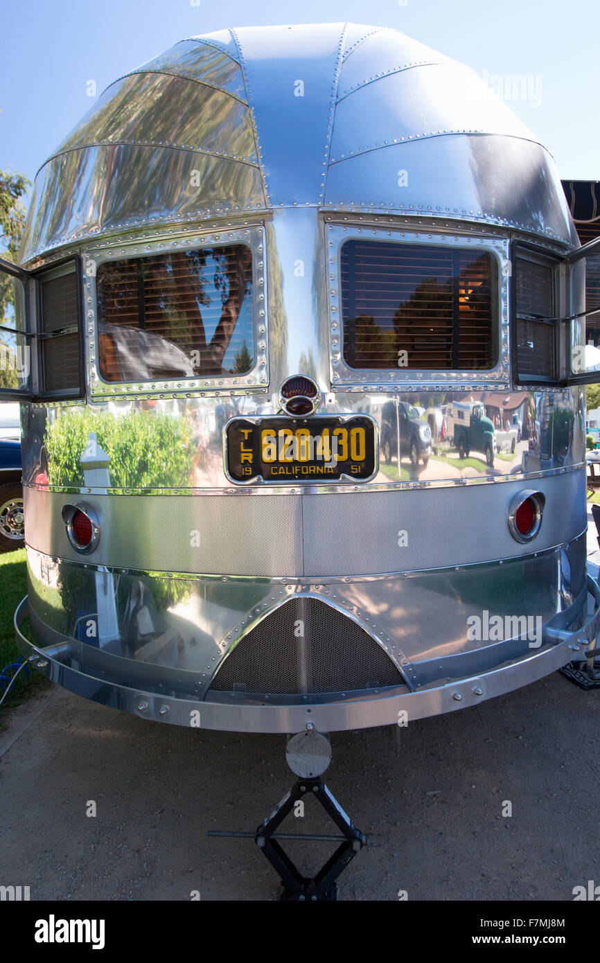 Vue extérieure verticale de caravane Airstream vintage à la 4e Conférence annuelle Vintage Trailer Bash, battant pavillon RV Resort, Buellton, Californie Banque D'Images